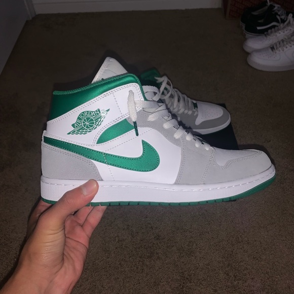 Air Jordan 1 Mid SE - Picture 2 of 4